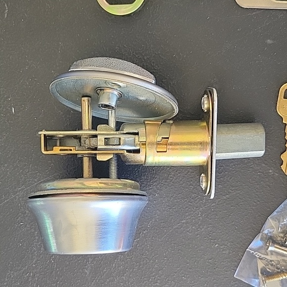 Kwikset  Used Deadbolt Door Single Cylinder Lock With 2 Keys - Picture 2 of 9